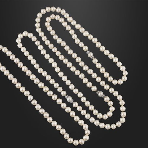 DUE LUNGHE COLLANE 可以用一串养殖珍珠来分解：一个是用白金垫圈和钻石装饰的扣子；另一个是可伸缩的扣子。8.5和9/9.5毫米的珍珠。长130和&hellip;
