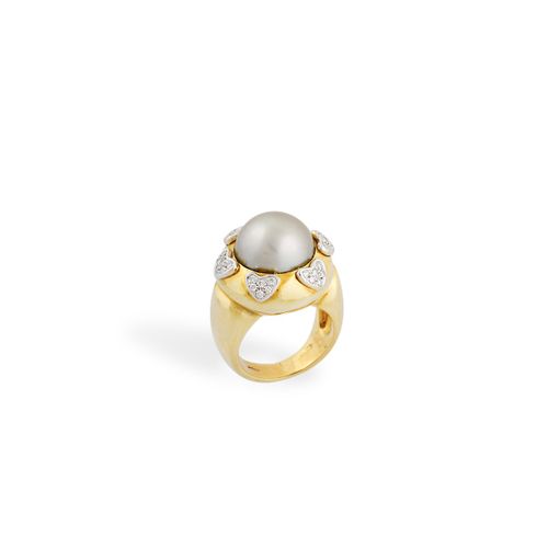 *ANELLO 黃金，圓形，鑲嵌一顆13.7毫米的灰色 "南海 "養殖珍珠，用白金心形和小亮片勾勒，重23克。尺寸14