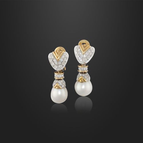 ORECCHINI pendenti in oro giallo, oro bianco e brillanti, ciascuno con perla col&hellip;
