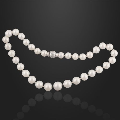 COLLANA ad un filo di trentatré perle coltivate “South Sea” poste in gradazione &hellip;