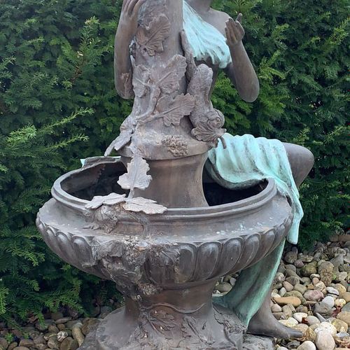 Null Fontaine en bronze avec femme nue et oiseaux. Dimensions : 151 x 70 x 70 cm&hellip;