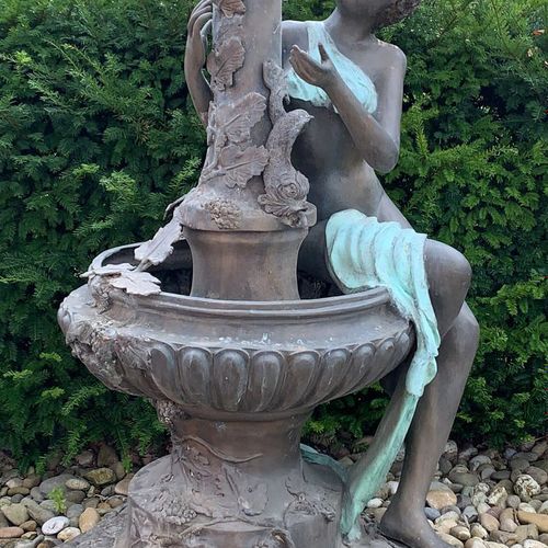 Null Fontaine en bronze avec femme nue et oiseaux. Dimensions : 151 x 70 x 70 cm&hellip;