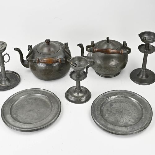 Null 一批古董锡器。19-20世纪。包括其他东西；水壶，盘子，油灯。尺寸。20 - 25厘米。状况良好。