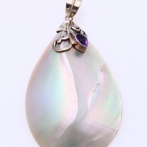 Null Large silver pendant, 925/000, with mother-of-pearl and amethyst. Pear-shap&hellip;