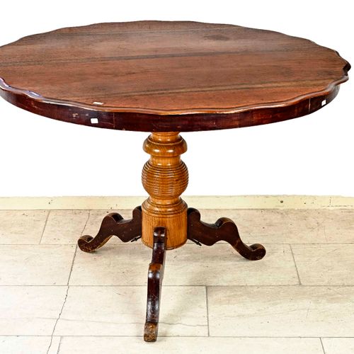 Null 19世纪圆形桃花心木餐桌，有三条桁架腿。Biedermeier.尺寸。高73 x 直径82厘米。状况良好。