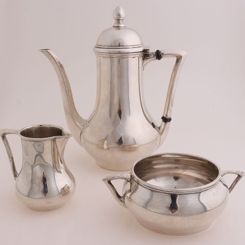 Null Three-piece 835/000 silver mocha service. Consisting of: Mocha jug, creamer&hellip;