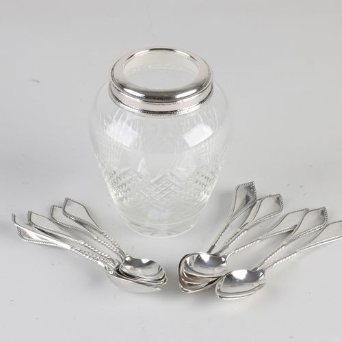 Null 水晶汤匙花瓶，银色的边缘有珍珠装饰，里面装着11个银质的尖头碗，一个部分扭曲的手柄有珍珠边缘。10厘米，重约73克。833/000.状况非常好