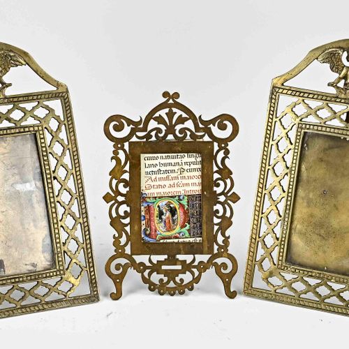 Null 三个古色古香的镂空黄铜相框。法国。约1880年。尺寸：19 - 24厘米。状况良好。