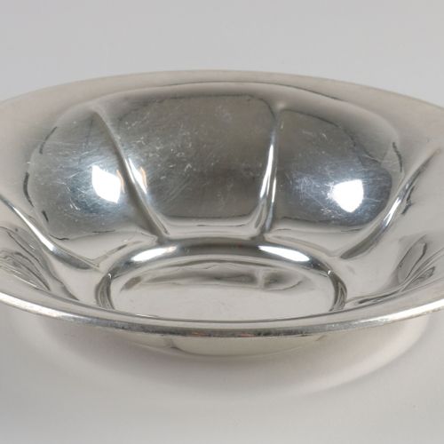 Null Round silver dish, 833/000, with 8 pleats on a round foot. Size: SIVet & zo&hellip;