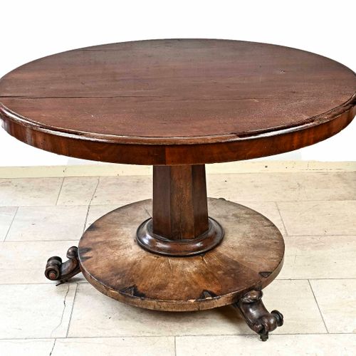 Null 荷兰帝国桃花心木餐桌和四把椅子。大约在1820年。尺寸。86 x 52 x 50厘米。/ 66 x 106厘米。状况良好。