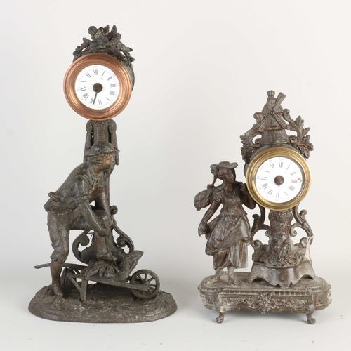 Null 两个法国古董组成的金属闹钟。大约在1900年。功能未经测试。指针丢失，其他状况良好。尺寸。28 - 35厘米。状况尚可/良好。