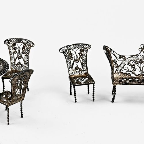 Ensemble de meubles miniatures en argent, 835/000, comprenant un banc, 6 chaises&hellip;
