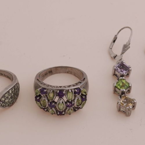 Null Due anelli e un pendente in argento 925/000 con pietre colorate. Due anelli&hellip;