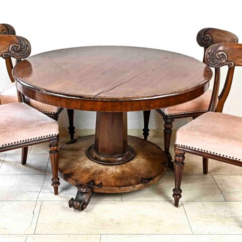 Null Tavolo da pranzo in mogano dell'Impero olandese con quattro sedie. 1820 cir&hellip;