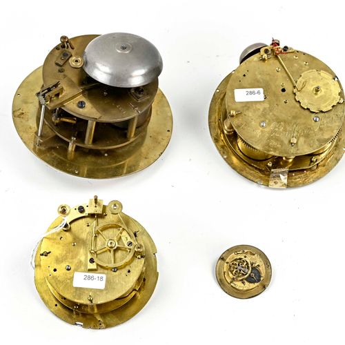 Null 四个法国古董壁炉钟。由以下部分组成。三个法国壁炉钟机芯+一个怀表机芯。一个计时器上有柏拉图的签名，大约在1800-1780年。Etienne Bail&hellip;