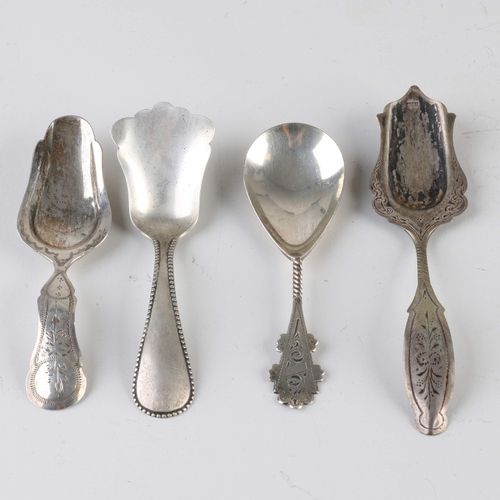 Null 四个银制糖勺，833/000，一个勺子有珍珠边，3个有比德梅尔装饰。 ao Van Kempen, Voorschoten。大约39克。状况良好