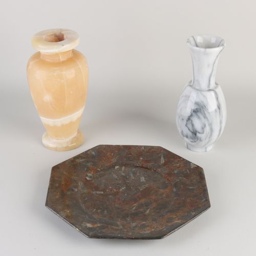 Null 三部分意大利天然石材。大理石+雪花石。两个花瓶+一个石碑。20世纪。尺寸。20 - 25厘米。状况良好。