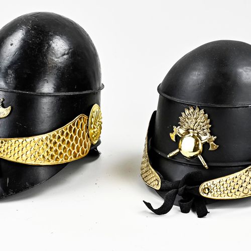 Deux casques de pompiers français du 19ème siècle. En métal avec du laiton. Pas &hellip;