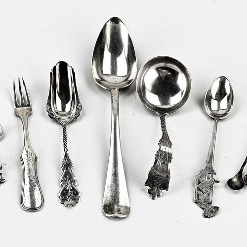 Null Lot with silver cutlery, with a dessert spoon, Haags lofje, a cream spoon, &hellip;
