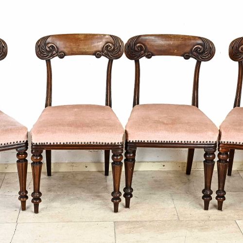 Null 荷兰帝国桃花心木餐桌和四把椅子。大约在1820年。尺寸。86 x 52 x 50厘米。/ 66 x 106厘米。状况良好。