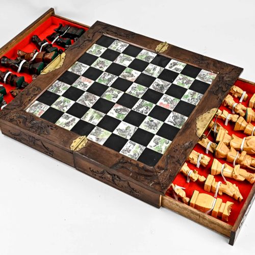 Null Antico set di scacchi cinese intagliato in legno con pezzi di legno. XX sec&hellip;