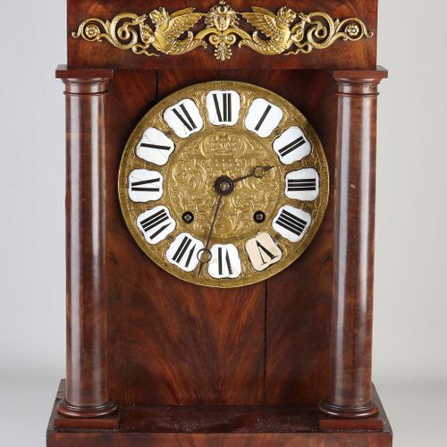 Null Grande horloge de table française ancienne en acajou avec mouvement du 17èm&hellip;