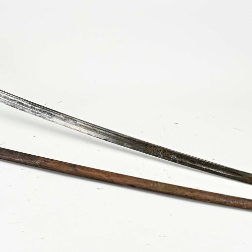 Null 古董军刀，有狮子头。约1900年。手部保护焊缝松动。带铜线的皮革握把。荷兰步行军刀。未经清洗。尺寸。长96厘米。状况尚可/良好。