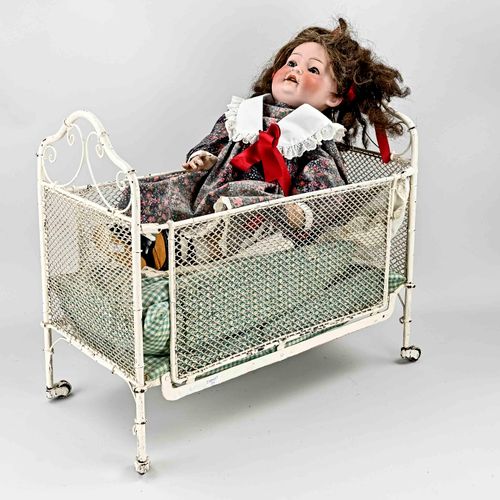 Null 古董德国瓷器娃娃+折叠金属娃娃床。大约在1930年。娃娃标有太阳+P+星星，编号。4536 G.3.娃娃有真实的头发，婴儿的身体和睡眠的眼睛。烘烤错误&hellip;