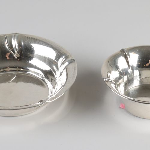 Null 两个圆形银盘，小盘上有5个褶皱装饰，925/000，尺寸。Bremer Werkstätten kunstgewerbliche Silberarbe&hellip;