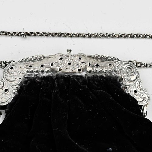 Null Bag with a silver clasp and chain, 833/000. Black velor bag with a contoure&hellip;