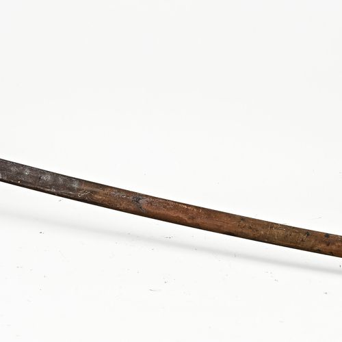 Null 古董军刀，有狮子头。约1900年。手部保护焊缝松动。带铜线的皮革握把。荷兰步行军刀。未经清洗。尺寸。长96厘米。状况尚可/良好。