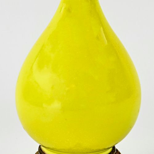 Null 中国瓷器花瓶，黄色釉面，镀金黄铜底座。有底部标记。尺寸。高23.5厘米。状况良好。