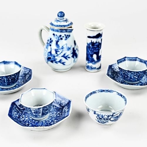 Null 一批中国瓷器。18-19世纪。包括；壶（盖子有缺口），山水装饰的花瓶（好），三个碟子（有毛边，有缺口，一个有胶水），四个杯子（两个好，两个损坏）。尺寸&hellip;