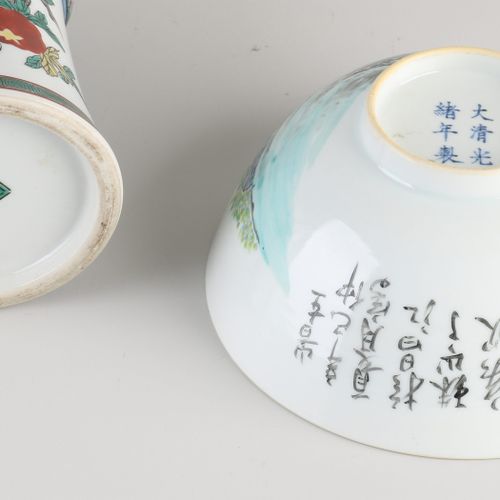 Deux pièces en porcelaine chinoise. Composées d'un vase Familie Verte à décor de&hellip;