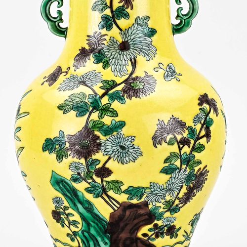 Null 中国瓷器大耳瓶，黄釉+花园装饰 Familie Verte。底部有六个字的标记。尺寸。高30.5厘米。状况良好。