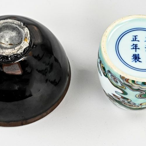 Null 两部分中国瓷器。1.中国水壶，有六个字的底款。2.宋代碗，棕色/黑色釉面。尺寸。6 - 9.5厘米。状况良好。