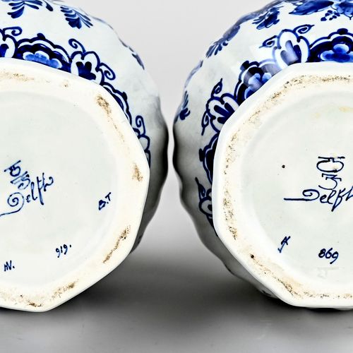 Null Due antichi vasi a pomello Delft Porceleyne Fles Fayence con decoro floreal&hellip;