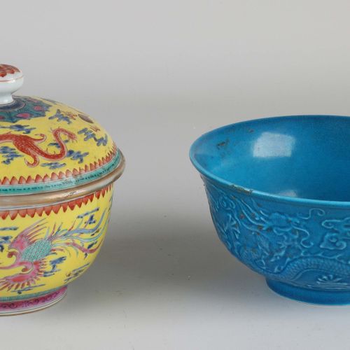 Null 两部分中国瓷器。包括：（1）龙纹碗，蓝釉+底款。(2) 龙纹碗，带盖，黄釉，凤纹，有底款。尺寸。13 - 16厘米。状态良好。