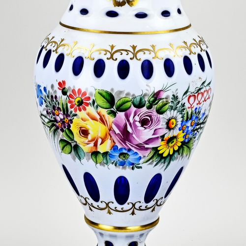 Null Vase en verre de Bohème. Peint à la main avec un décor floral et doré. Circ&hellip;