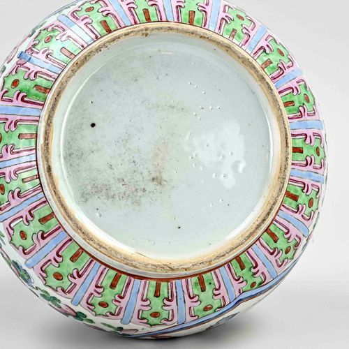 Null Vaso da pipa Family Rose in porcellana cinese del XVIII secolo con decoro d&hellip;