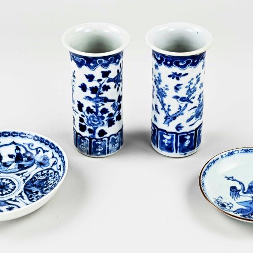 Null 四部分中国古董瓷器。18-19世纪。由以下部分组成。两个花瓶，花卉/鸟类装饰，良好。两个盘子，人物/鸟类装饰，良好。尺寸。10 - 12厘米。状况良好&hellip;