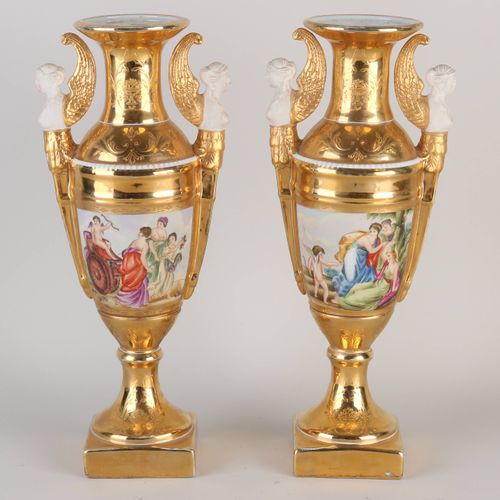 Null 两个19世纪帝国风格的瓷器装饰花瓶。拿破仑三世。大约在1870年。手绘+镀金。人物/风景装饰+加里亚特。尺寸。高34厘米。状况良好。
