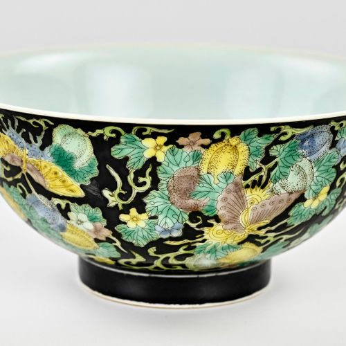 Null 中国瓷器家族的Noir碗，有花卉/蝴蝶装饰。有底部标记。尺寸。高7 x 直径15.8厘米。状况良好。