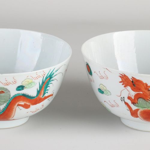 Null 两个19世纪的中国瓷碗，有凤凰/龙的装饰。两个碗都有毛边。一个碗有缺口。尺寸。高8 x 直径16厘米。形状尚可。
