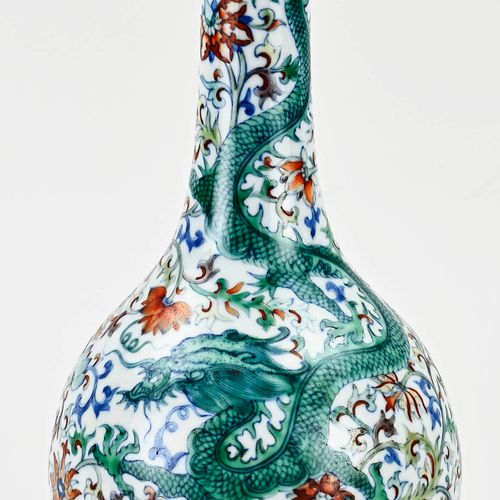 Null 中国瓷器管瓶，有龙/花的装饰。斗彩有六个字的底款。尺寸。高27厘米。状况良好。