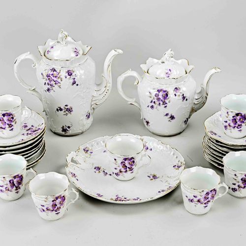 Null 古董德国瓷器咖啡/茶具。约1900年。花卉/黄金装饰。由以下部分组成。咖啡/茶壶，7个杯子和碟子，平板，8个蛋糕盘。有些损坏。尺寸。7 - 27厘米。&hellip;
