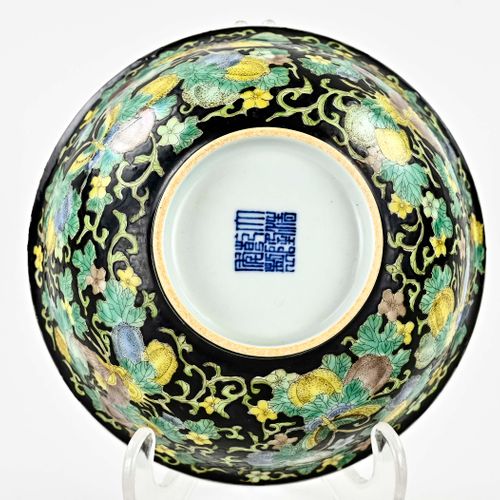Null Bol Family Noir en porcelaine chinoise à décor de fleurs et de papillons. A&hellip;