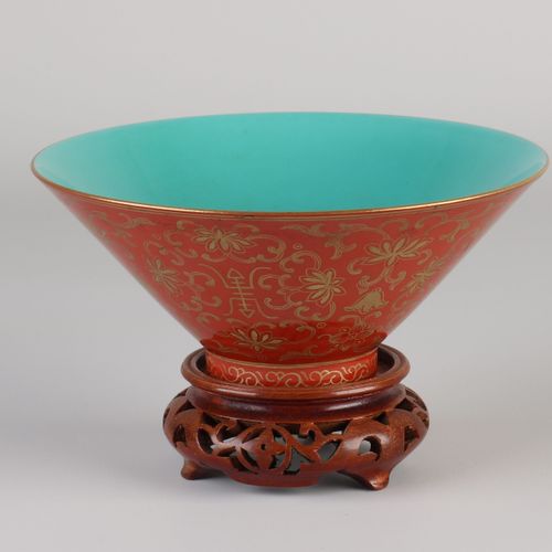 Null 中国瓷碗，红釉，里面有绿釉。有金色的花纹装饰+底部标记。尺寸。高6.5 x 直径14.7厘米。状况良好。
