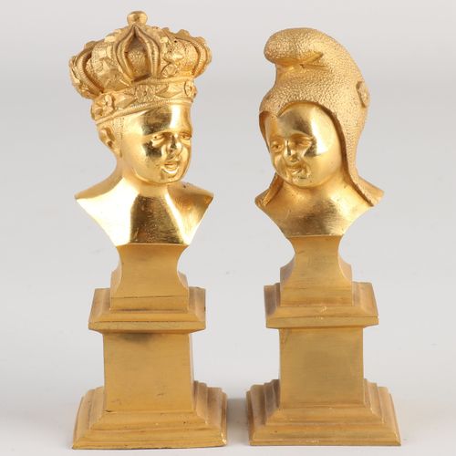 Null 两个法国古董鎏金铜像。控制台上的半身像。杰斯特+国王，有孩子的脸。大约在1880年。尺寸：12 - 13厘米。状况良好。