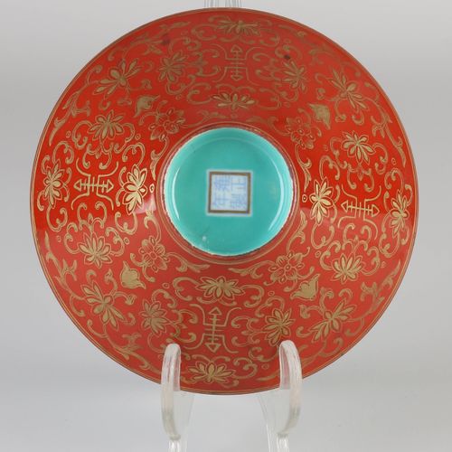 Null 中国瓷碗，红釉，里面有绿釉。有金色的花纹装饰+底部标记。尺寸。高6.5 x 直径14.7厘米。状况良好。